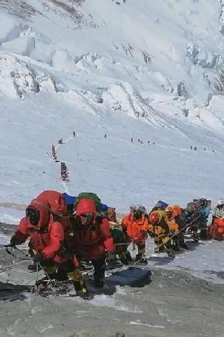 This film recounts the events of the 2019 Mount Everest disaster, where eleven climbers lost their lives attempting to reach the world’s highest peak. A striking photograph captured the scene: a vast queue of climbers amassed on the summit ridge, creating a bottleneck as everyone sought to reach the top during a brief opportunity. The film explores the challenges and dangers faced by those attempting this ultimate ascent.